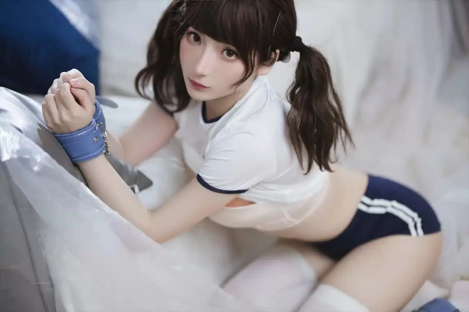 是三不是世 – 束缚 [37P]