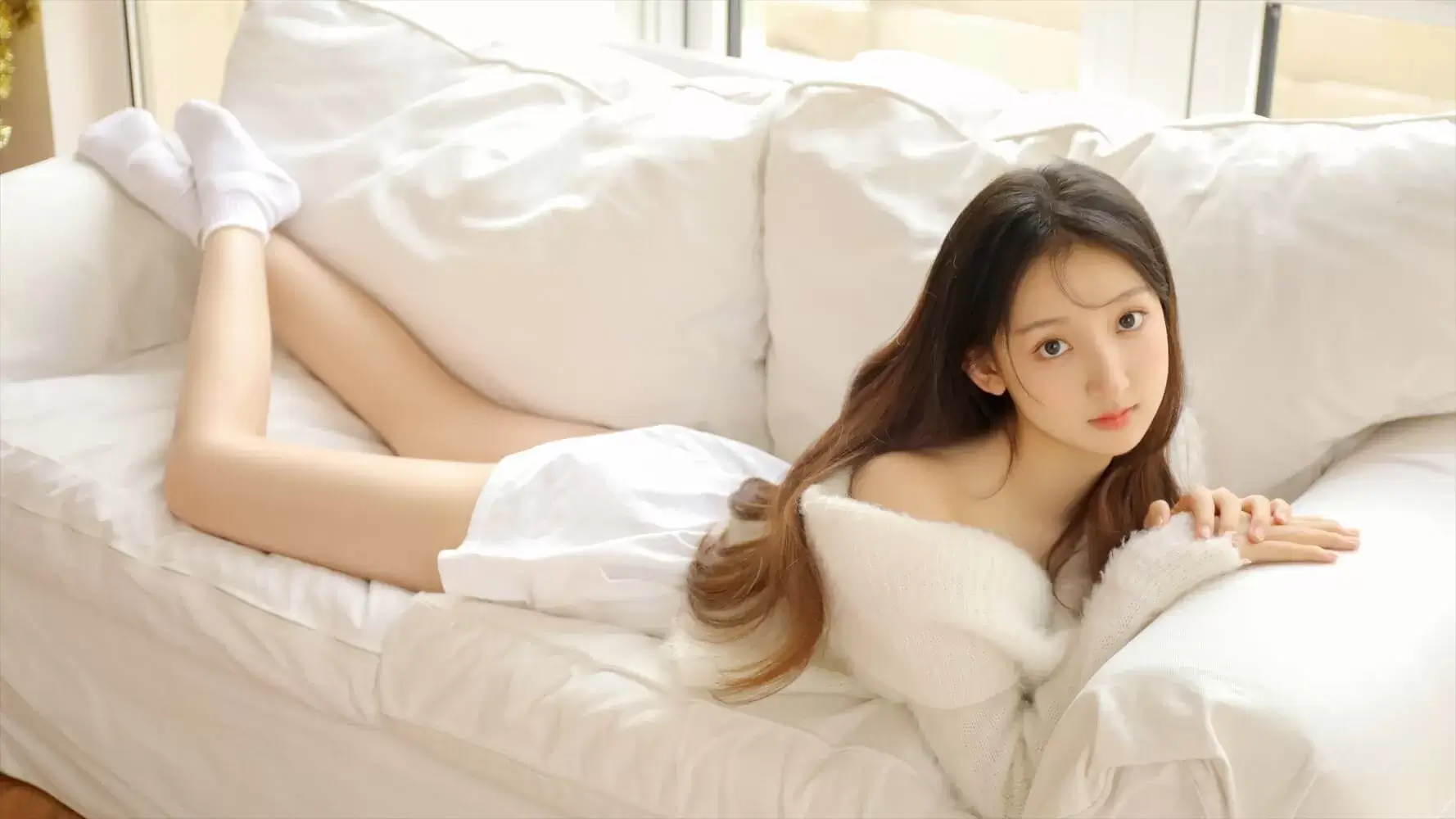 居家 清纯 沙发 美女 4k电脑壁纸 4k手机壁纸